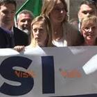 'La crisi non va in vacanza' il flash mob di FdI con Meloni davanti al Ministero Sviluppo economico