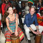 Il principe William e Kate Middleton accolti tra le proteste in Giamaica: «Tornate nelle favole»