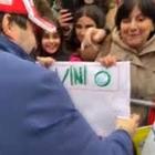 Salvini tra la gente a Maranello con il cappellino della Ferrari