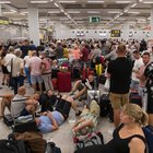 Thomas Cook, tour operator in bancarotta e vacanze nel caos: 600mila turisti bloccati all'estero