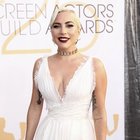Lady Gaga sexy in bianco, l'abito per i SAG Awards è super scollato