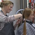 Kira, 9 anni, taglia per la prima volta i capelli: «I soldi vanno ai soldati ucraini»