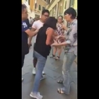 BORSEGGIO FINITO MALE - I veneziani bloccano una donna in calle