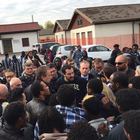 Salvini visita il centro profughi. Tensione con un gruppo di eritrei