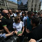 Berlusconi, tensione ai funerali: in piazza Duomo con la maglietta "Io non sono in lutto". Donna cacciata