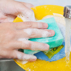 Vietato lavare i piatti a mano, lo studio: "Ecco perché non si deve fare"