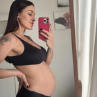 Teresanna Pugliese incinta mostra il pancione al quinto mese: «Primo selfie allo specchio»