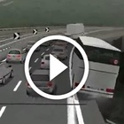 Avellino, la strage dell'autobus: in un video choc il volo dal viadotto -Guarda