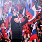 Putin, lo "show" tra Super Bowl e concerto rock: allo stadio Luzniki di Mosca tutti con la Z sul petto (e lui col giubbotto antiproiettile)