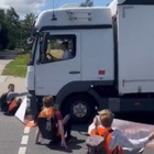 Attivisti bloccano la strada, il camionista li investe. Il video virale: «Trasportava ossigeno per l'ospedale»