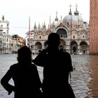 Venezia, acqua alta record: sommerso il 70% del centro storico, stop ai vaporetti
