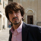 Elia, custode solitario di un paese fantasma. Ciak in Puglia per il nuovo film di Pippo Mezzapesa con Sergio Rubini Elia, custode solitario di un paese fantasma. Ciak in Puglia per il nuovo film di Pippo Mezzapesa con Sergio Rubini