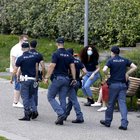 Milano, maxi rissa nella movida in centro: 24enne accoltellato, è grave