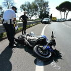 Velletri, incidente su via Appia Nuova: motociclista travolto da un'auto pirata, è grave