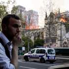 Notre-Dame a fuoco, Parigi sotto choc: «C'è chi piange, chi prega, chi si abbraccia»