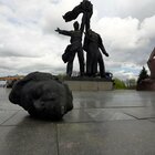 Kiev "decapita" la statua dell'amicizia Ucraina-Russia