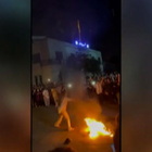 Iran, una donna brucia il velo nel falò dopo la morte di Mahsa