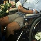 • Il padre di Marisol in sedia a rotelle, accarezza la foto della bimba