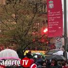 Tifosi Liverpool saltano su un blindato della polizia Video