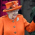 Turisti incontrano la Regina Elisabetta e non la riconoscono: la sua risposta è esilarante