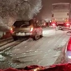 Maltempo, neve in Molise: centinaia di automobilisti bloccati di notte: «Per ore senza cibo e acqua». Neonato salvato dalla Croce Rossa