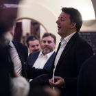 Renzi e Italia Viva a cena a Roma: «Goliardia e cori da stadio, cantavano Juve m...»