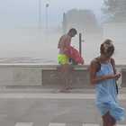 Pescara, bufera di vento oscura la città: fuga dalla spiaggia