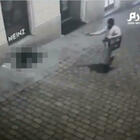Vienna choc, l'attentatore spara a un passante, poi lo fredda quando è già a terra