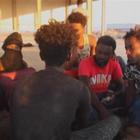 Migranti, naufragio al largo della Libia: le immagini dei sopravvissuti