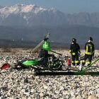 Elicottero rotea su se stesso e precipita nel fiume: morto il pilota, tragedia in Friuli
