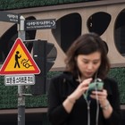 I segnali stradali per i pedoni con lo smartphone