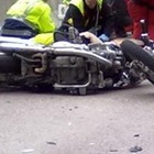 Incidente contro la ruspa in manovra: motociclista muore sul colpo