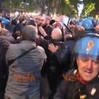 Scontri a Milano, manganellate e pugni tra i neofascisti e la polizia al corteo per Sergio Ramelli
