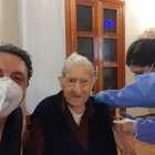 Frosinone, nonno Gerardo si vaccina a 105 anni: «Fatevelo anche voi, vivrete meglio»