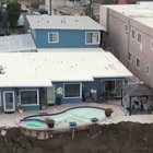 Frana la costa in California: piscina in bilico nel vuoto, le foto choc