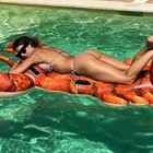 Elisabetta Canalis, la foto in bikini scatena gli hater: «Hai sempre il cu*o fuori»