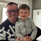 Gigi D'Alessio, la foto del compleanno di Francesco (quinto figlio) rivela la somiglianza "luminosa": «Sorridi sempre amore mio»