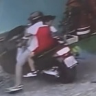 Napoli choc, uomo porta un bambino a rubare. Il video è virale: «Vergogna, salvate i piccoli dai delinquenti»