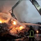 Colleferro, incendio in via Casilina: inferno di fuoco e fumo al centro di stoccaggio di materiale ferroso, al lavoro decine di mezzi dei pompieri