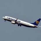 Rissa sul volo Ryanair per le Canarie, pilota costretto a dirottare l'aereo: 7 persone coinvolte, arrestato un passeggero