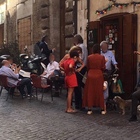 Roma, stretta sulla movida selvaggia: se c'è folla, locali chiusi