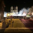 Roma, sfregio ultrà a piazza di Spagna: niente multe per il blitz sulla scalinata