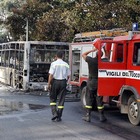 Ostia, bus a fuoco nella notte: era in servizio da 19 anni