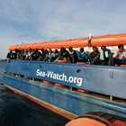 Sea Watch, Finanza sequestra la nave: sbarcano i migranti