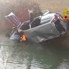 Esce di strada e cade nel fiume: uomo muore incastrato nell'auto