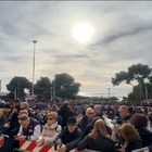 Gigi Riva, folla a Cagliari per i funerali: il sagrato gremito, i fiori, le sciarpe rossoblu