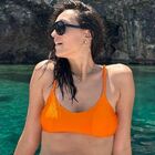 Caterina Balivo, le smagliature sulla pancia nella foto al mare. I fan la applaudono: «Finalmente una senza filtri»