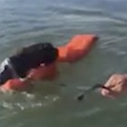 Pensa di salvare un cane che sta annegando ma riceve un'incredibile sorpresa