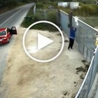 Accosta l'auto, scende e lancia il suo cane oltre al cancello: la denuncia in un video choc