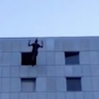 Si getta dalla finestra con il paracadute: il gesto folle VIDEO